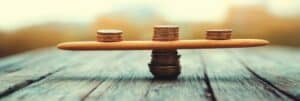 Münzen auf einer Waage als Symbol für finanzielles Gleichgewicht und Kostenkontrolle