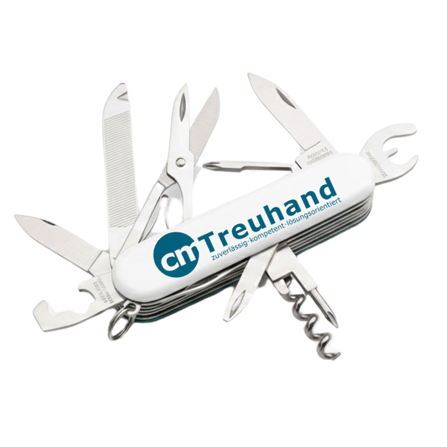 Ein Schweizer Taschenmesser mit aufgeklappten Werkzeugen und dem CM Treuhand Logo darauf.