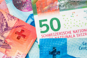 Schweizer Franken Banknoten mit Fokus auf 50 Franken Note
