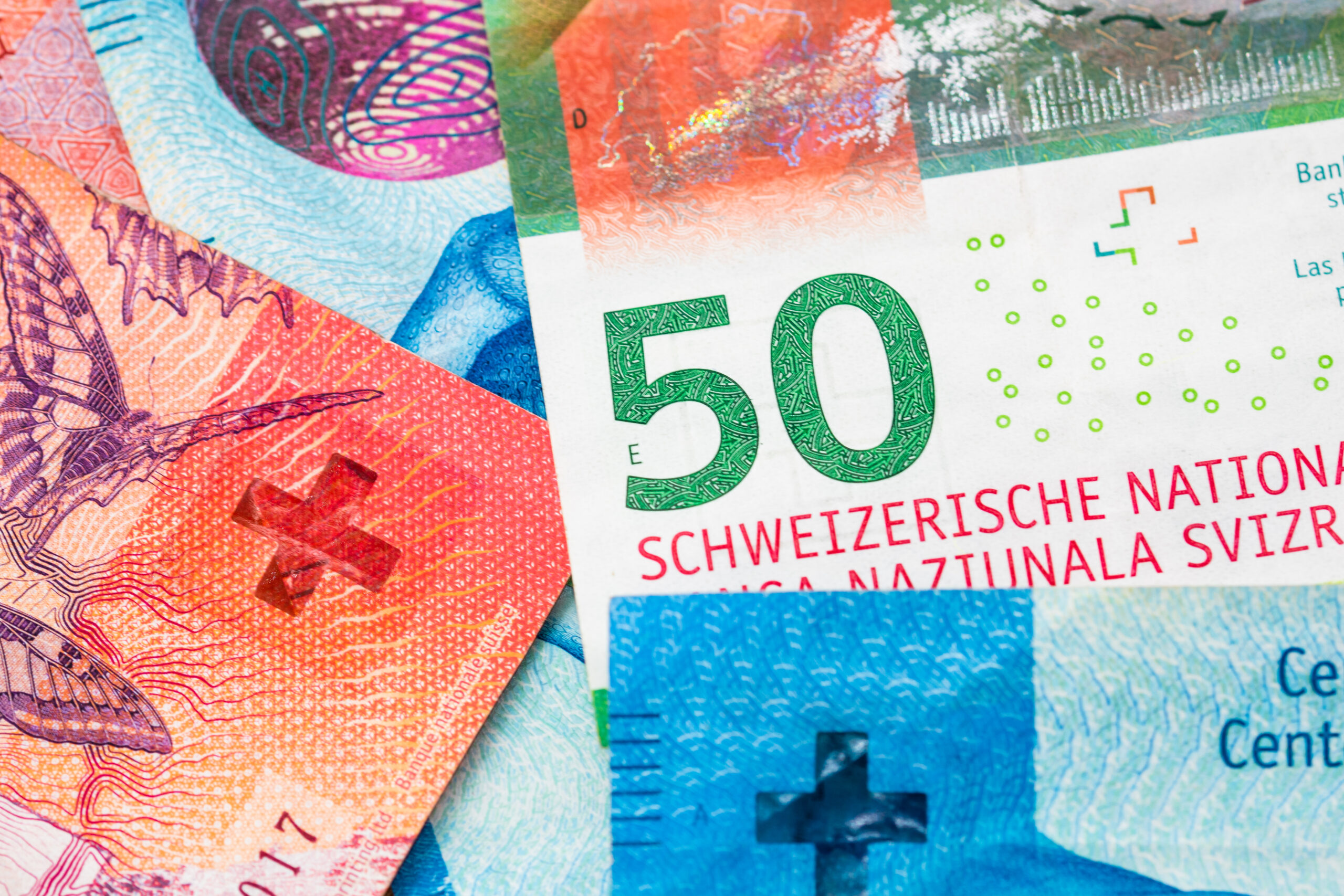 Schweizer Franken Banknoten mit Fokus auf 50 Franken Note